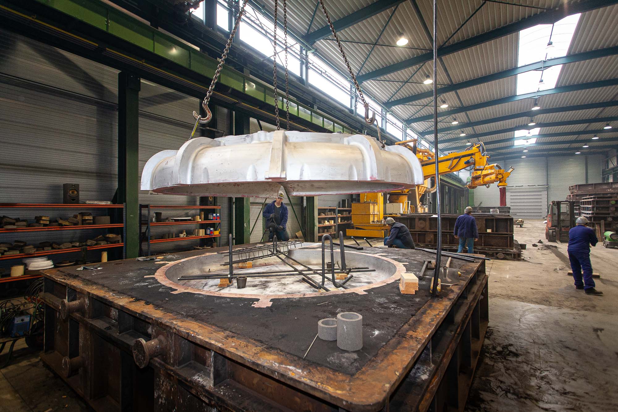 Bart-Deseyn-photographer-Allard-Europe-steel-and-iron-foundry-12 Making a giant pump housing at Allard Europe Steel and Iron Foundry, making the sand casting mold