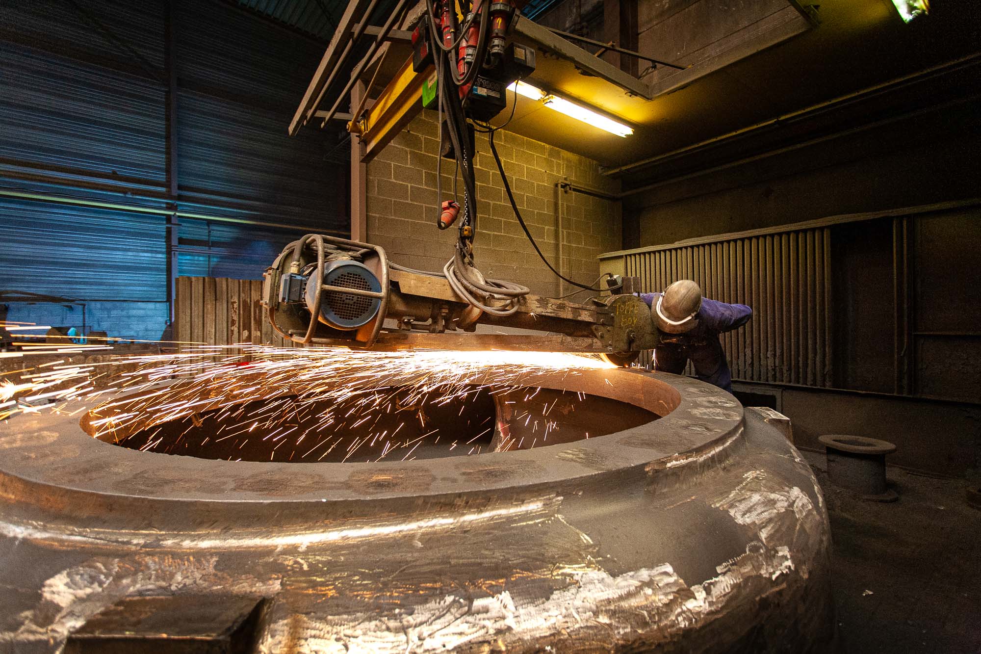 Bart-Deseyn-photographer-Allard-Europe-steel-and-iron-foundry-4 Making a giant pump housing at Allard Europe Steel and Iron Foundry, Grinding the housing after casting