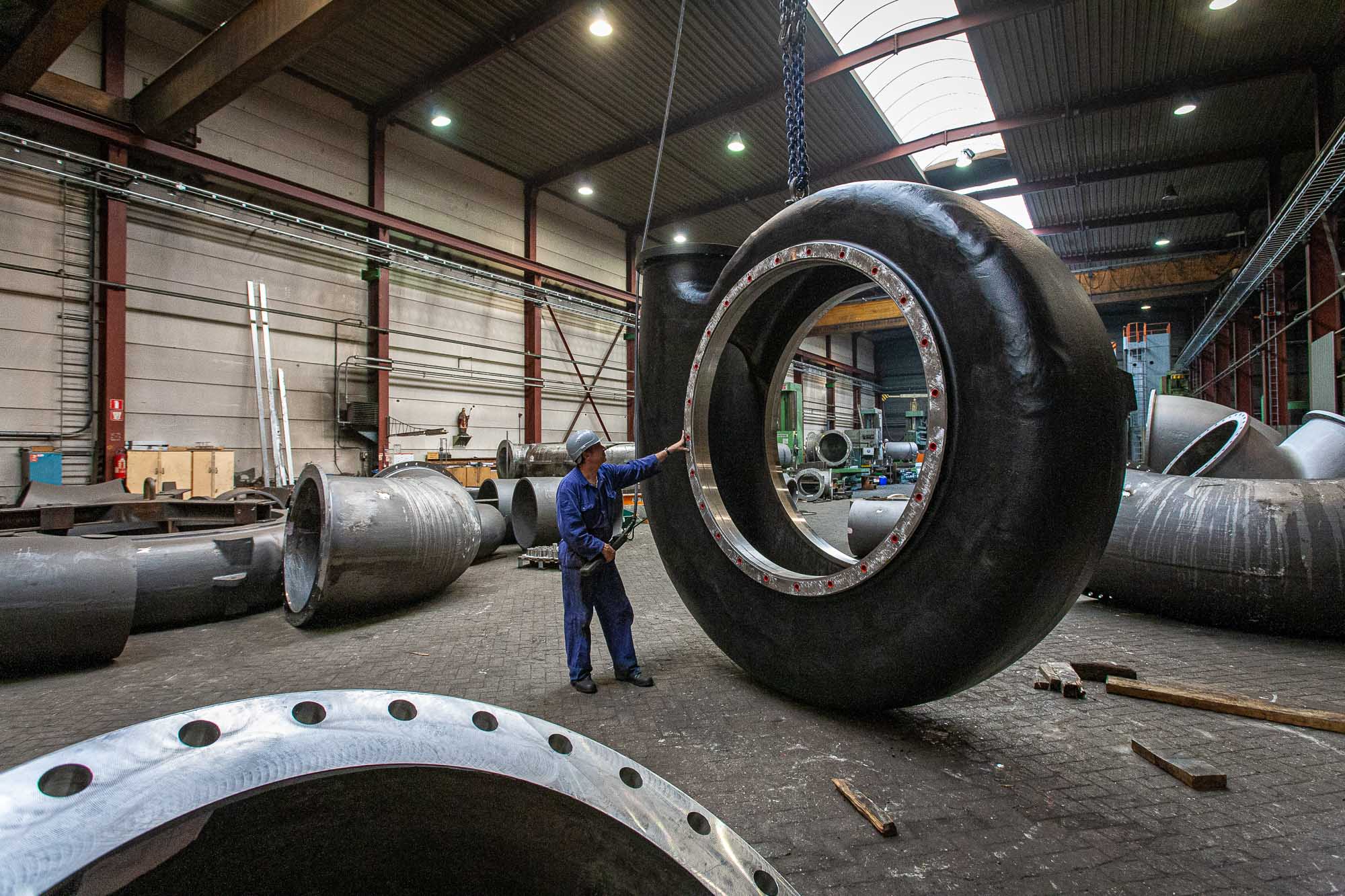 Bart-Deseyn-photographer-Allard-Europe-steel-and-iron-foundry-7 Making a giant pump housing at Allard Europe Steel and Iron Foundry, the finished pump housing