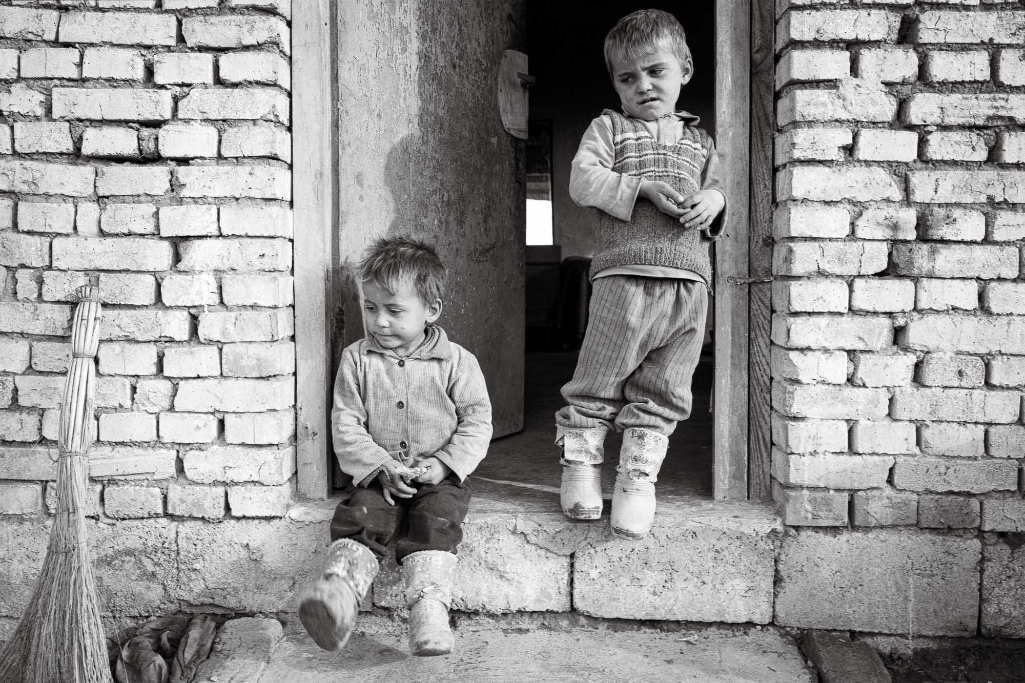 Bart-Deseyn-photographer-albania-1992-17 Boys in front of their house photographed in 1992 in Albania, Durrës region