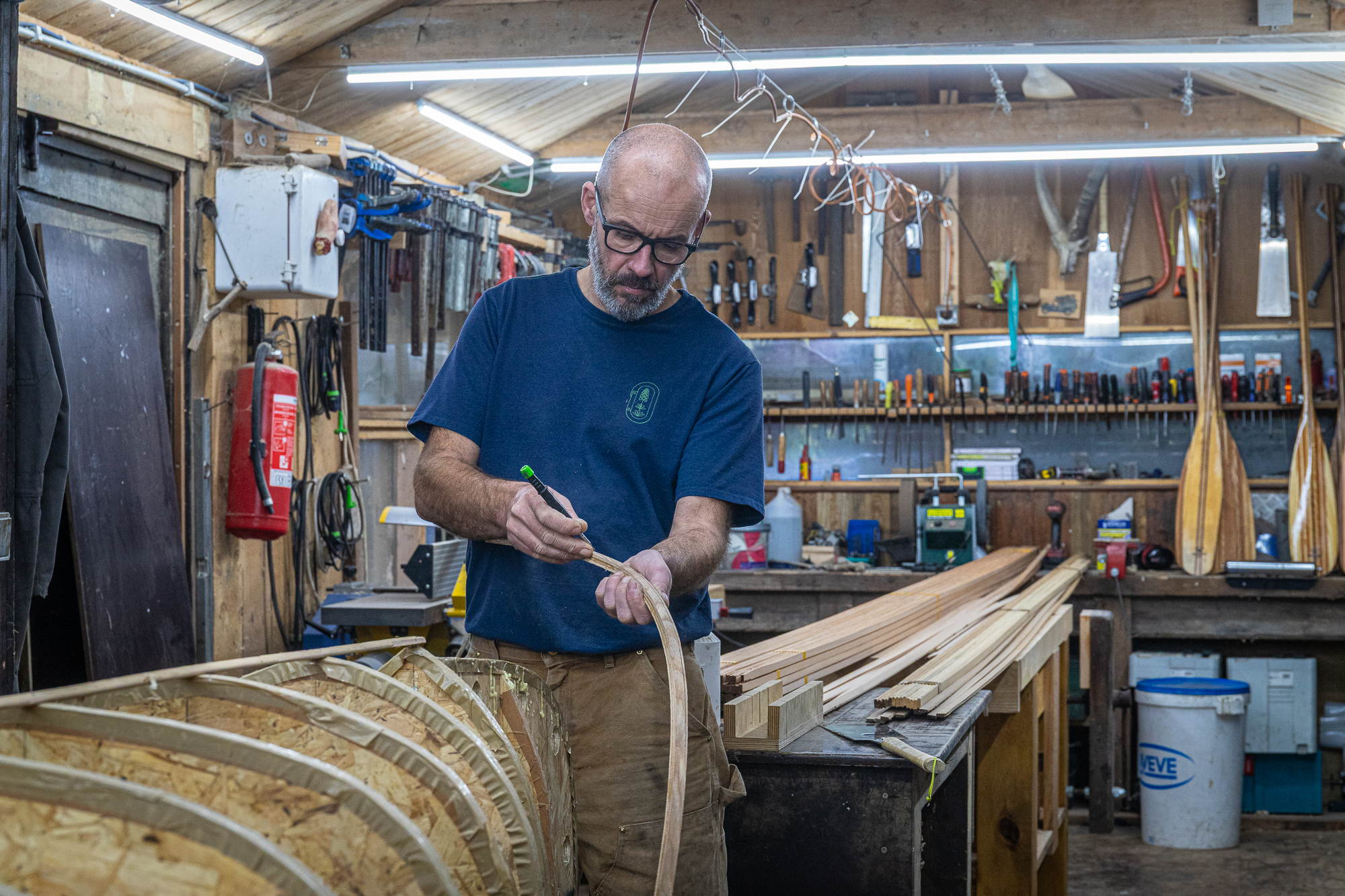 Waarom traag werken geen tijdverlies is: over aandacht, vakmanschap en wat fotografie, kanobouw en natuurbeheer mij leerden over goed werk. kanobouwer Bart Deseyn in zijn atelier