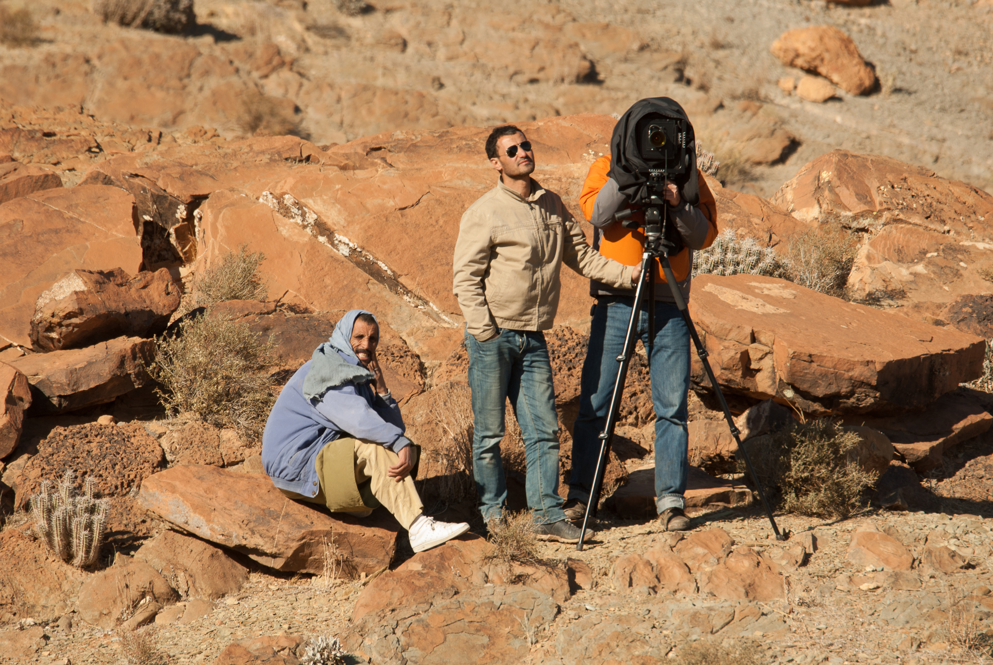 Waarom traag werken geen tijdverlies is: over aandacht, vakmanschap en wat fotografie, kanobouw en natuurbeheer mij leerden over goed werk. fotograaf met technische camera in Marokko